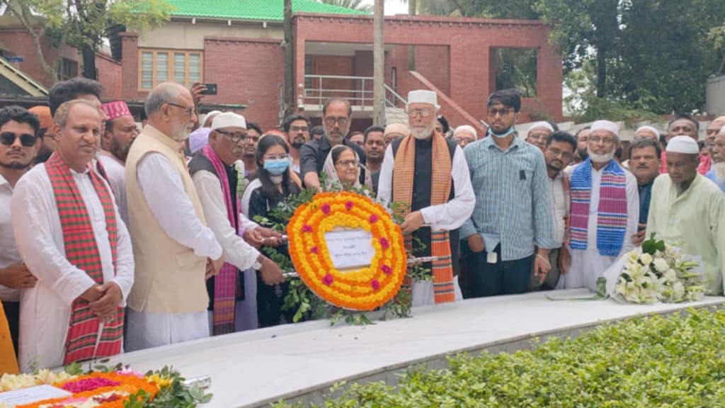 সপরিবারে টুঙ্গিপাড়ায় বঙ্গবন্ধুর সমাধিতে কাদের সিদ্দিকী