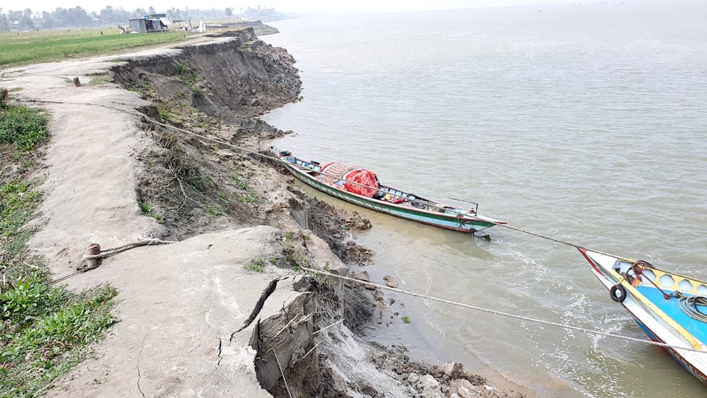 অসময়ে ভাঙনে আতঙ্ক