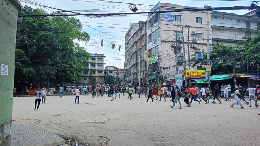 পুরান ঢাকায় বিক্ষিপ্ত সংঘর্ষ-ভাঙচুর, পুলিশের টিয়ারশেল নিক্ষেপ