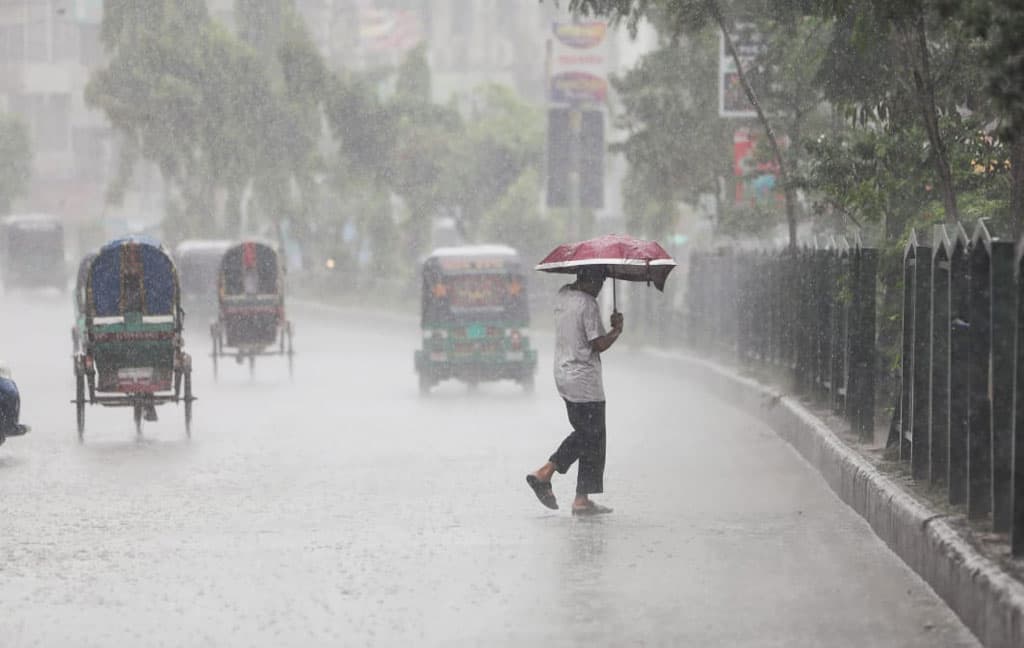 ভোরে হঠাৎ ব্যাপক বৃষ্টি, রাজধানীতে জলাবদ্ধতা