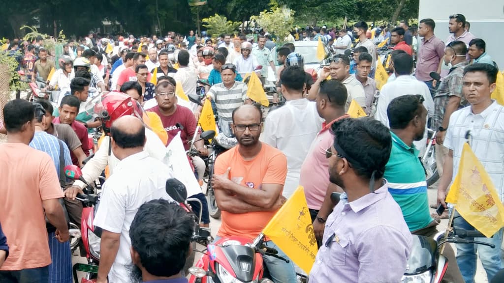 ২ হাজার মোটরসাইকেলের শোভাযাত্রা নিয়ে রংপুরের পথে ফুলবাড়ী আ.লীগের নেতা-কর্মীরা