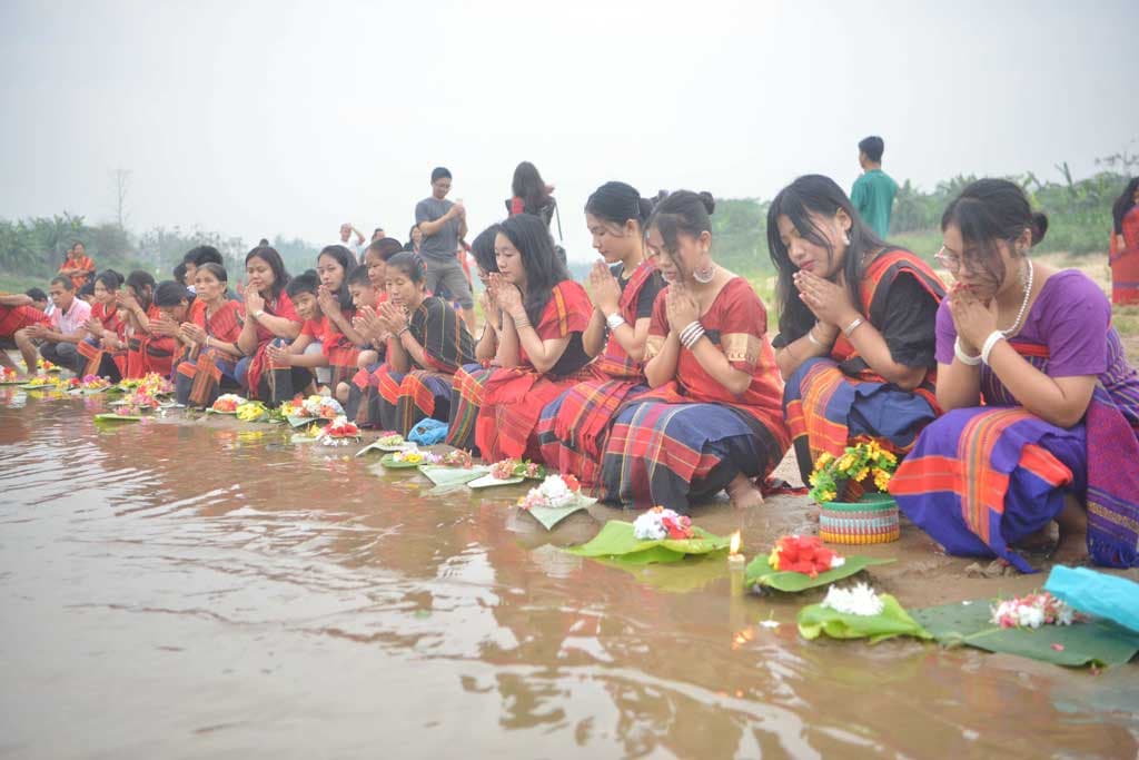 ফুল বিজু উৎসবে খাগড়াছড়ির চেঙ্গী নদীর তীরে ভিড় চাকমাদের