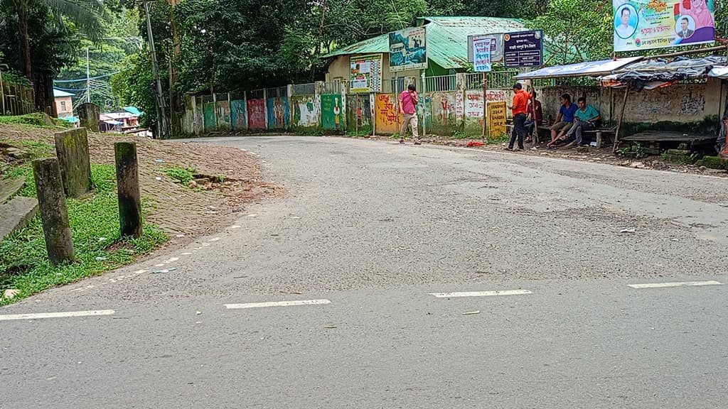 পাহাড়ে সহিংসতা: অবরোধ চলছে, আ.লীগ নেতার নামে হত্যা মামলা