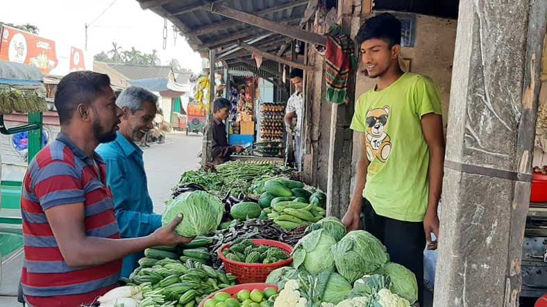 সবজি কম, দাম চড়া