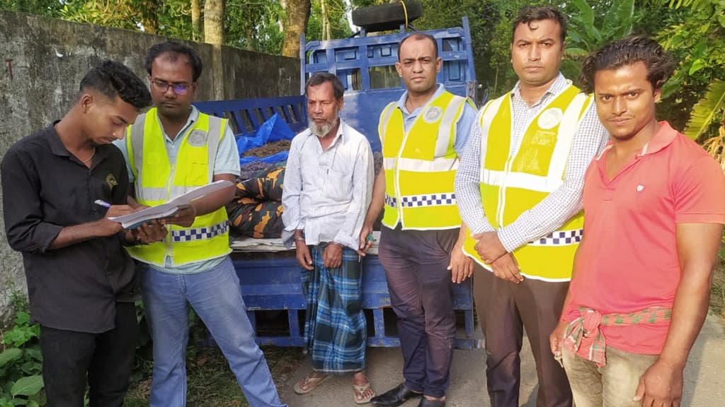 দুই তোশক থেকে ৩০ কেজি গাঁজাসহ পিকআপ চালক আটক