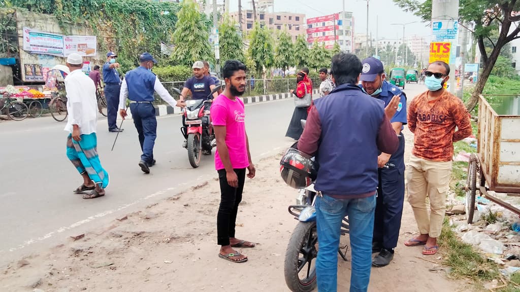 ফেনীতে লাইসেন্সবিহীন শতাধিক গাড়ি জব্দ