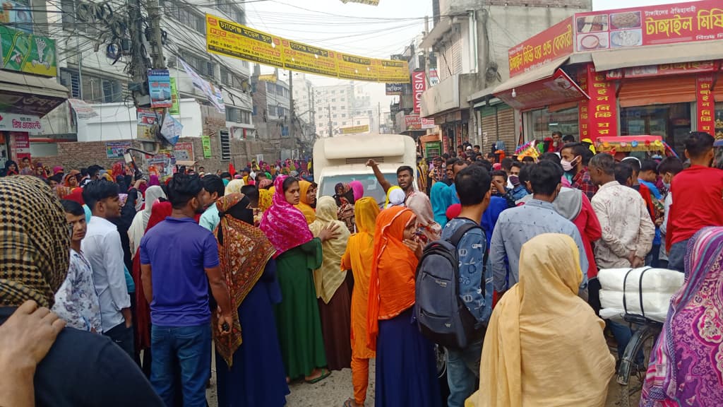 বেতন বৃদ্ধির দাবি: হামলার প্রতিবাদে চৈতি গার্মেন্টসের শ্রমিকের বিক্ষোভ