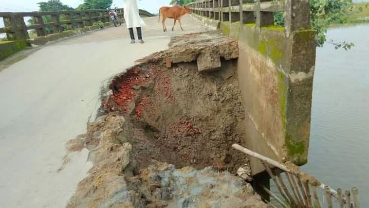 সেতুর সংযোগ সড়কে ভাঙন, দুর্ঘটনার শঙ্কা