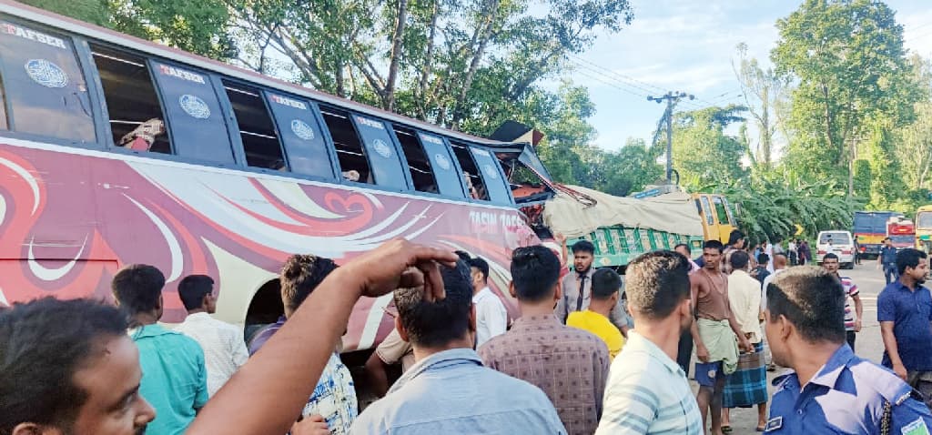 চকরিয়ায় সড়কে দাঁড়িয়ে থাকা ট্রাকের পেছনে বাসের ধাক্কা, নিহত ২ 