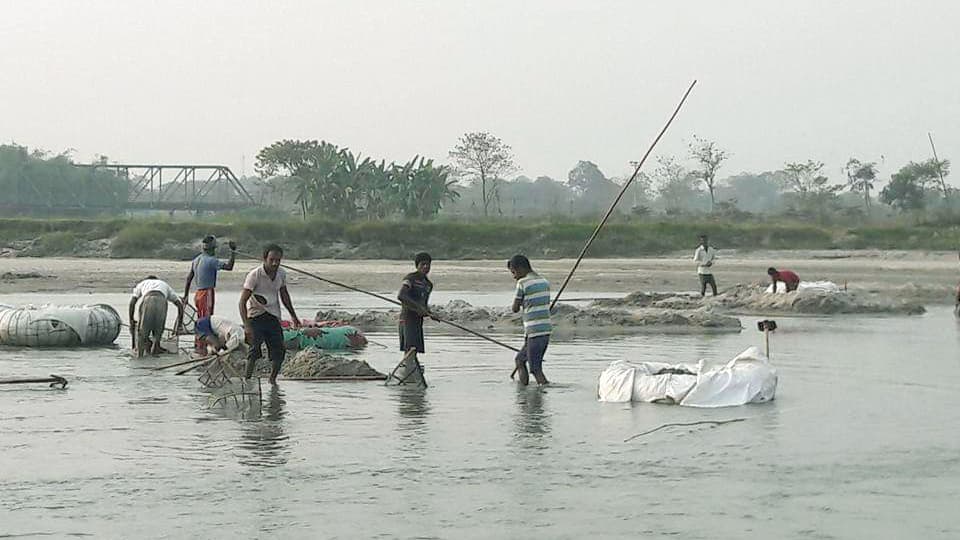 নদীতে পানিপ্রবাহ কমে যাওয়ায় পাথরসংকট