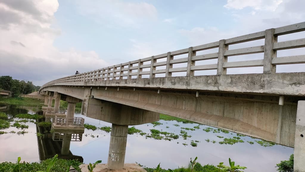 টুঙ্গিপাড়ায় দুই লেনের সেতু নির্মাণ