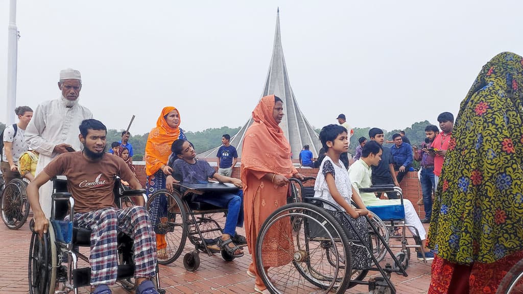 হুইলচেয়ারে বসে অটোচালকের স্মৃতিসৌধ দেখার স্বপ্ন পূরণ 