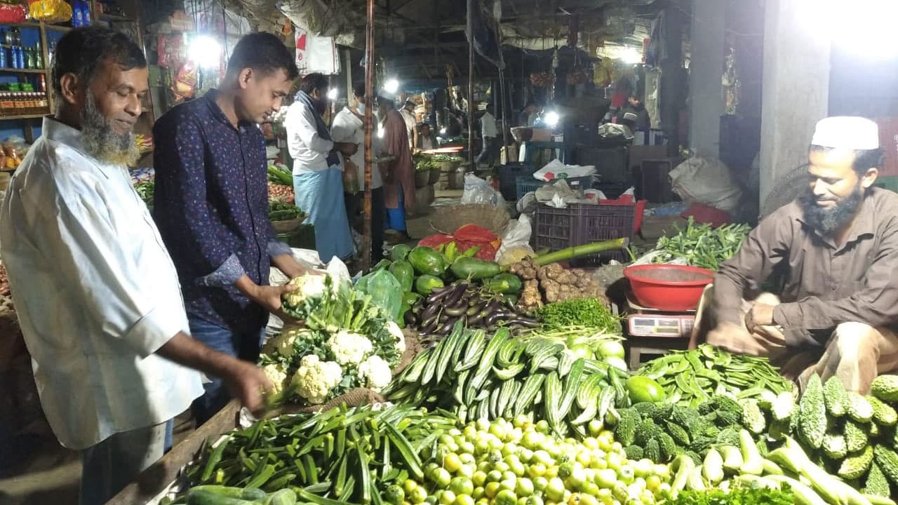 মধ্যস্বত্বভোগীর কারণে সবজির দাম বেশি