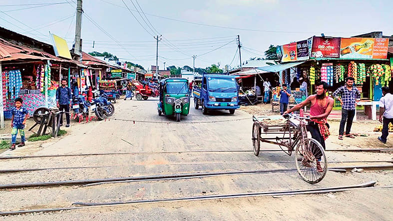 অরক্ষিত রেল ক্রসিংয়ে ঝুঁকি