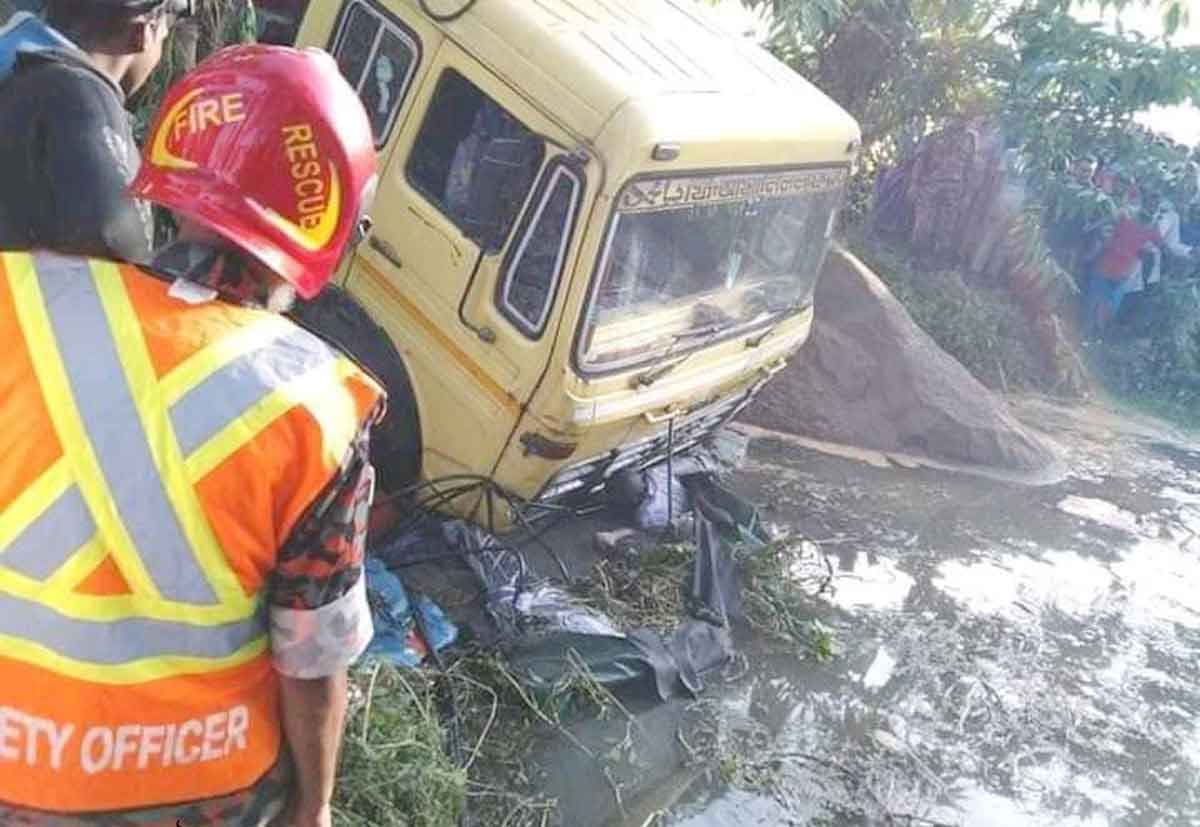 ডুমুরিয়ায় সড়ক দুর্ঘটনায় ৪ জন নিহত, চালক আটক