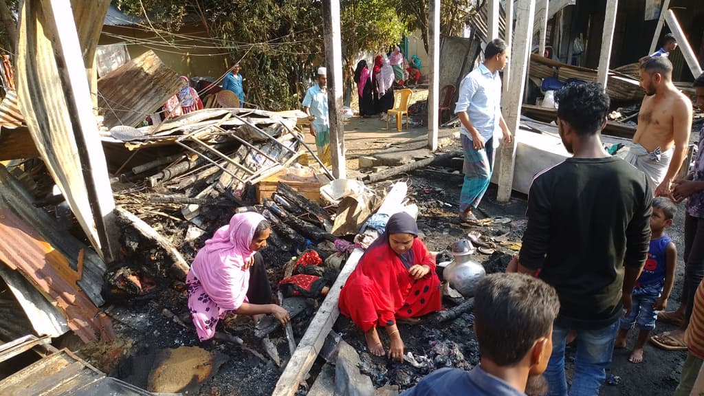 হাটহাজারীতে অগ্নিকাণ্ডে  মা ও শিশুর মৃত্যু, দগ্ধ ৭