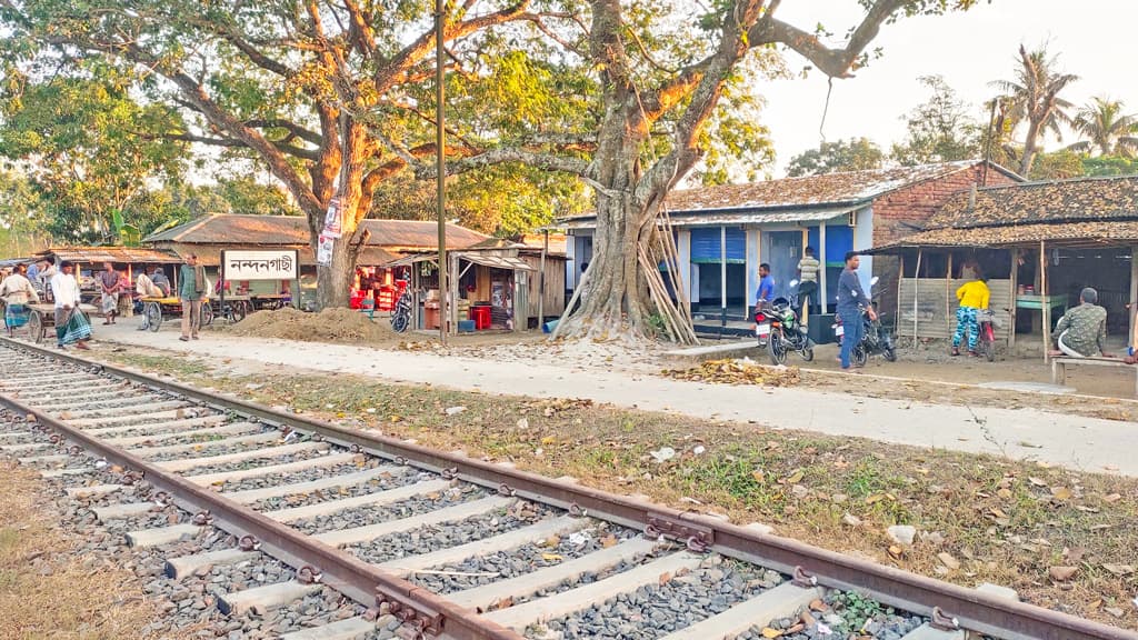 দখলদারদের কবলে রেলের জমি