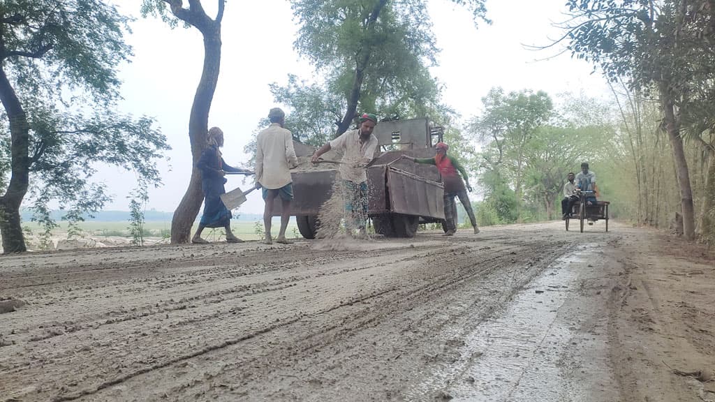 পিচের রাস্তা কাদাময়, ভোগান্তিতে এলাকাবাসী