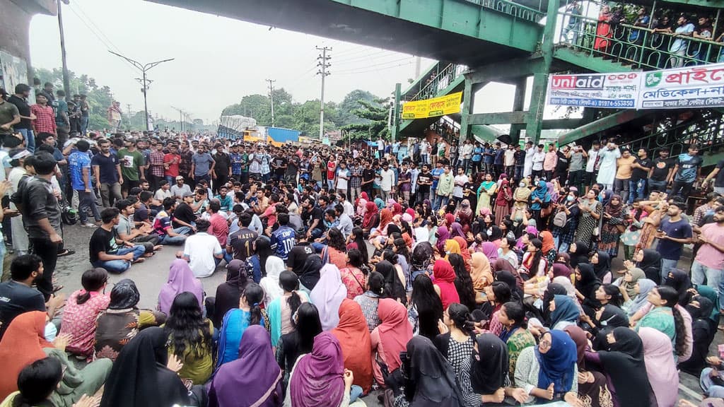 পুলিশের বাধা ঠেলে জাবি শিক্ষার্থীদের ঢাকা-আরিচা মহাসড়ক অবরোধ