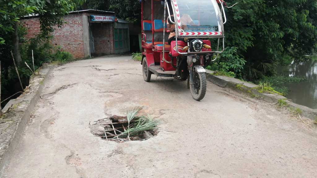 চান্দিনায় ৪টি ব্রিজ ঝুঁকিপূর্ণ, যান চলাচলে চরম ভোগান্তি