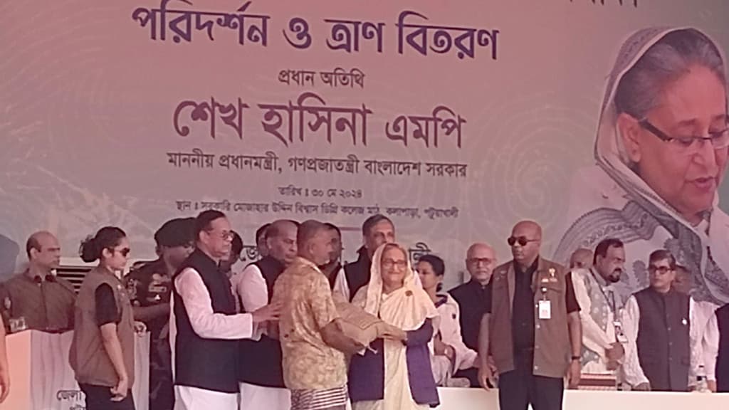 কলাপাড়ায় পৌঁছে দুর্গতদের মধ্যে ত্রাণ বিতরণ করলেন প্রধানমন্ত্রী