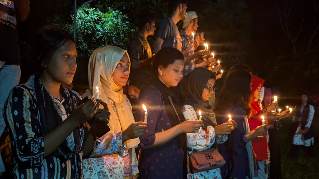 কলকাতার নারী চিকিৎসককে ধর্ষণ ও হত্যার প্রতিবাদে কুবিতে মোমবাতি প্রজ্বালন