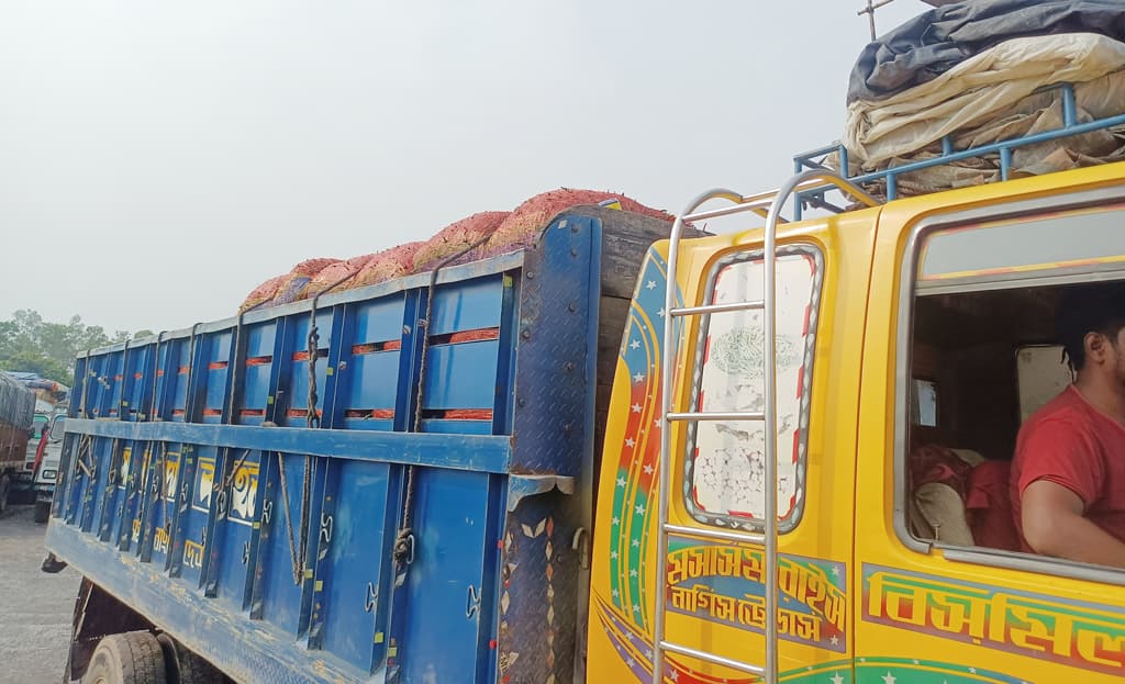 ভারত থেকে সোনামসজিদ বন্দরে এল ৪ ট্রাক কাঁচা মরিচ