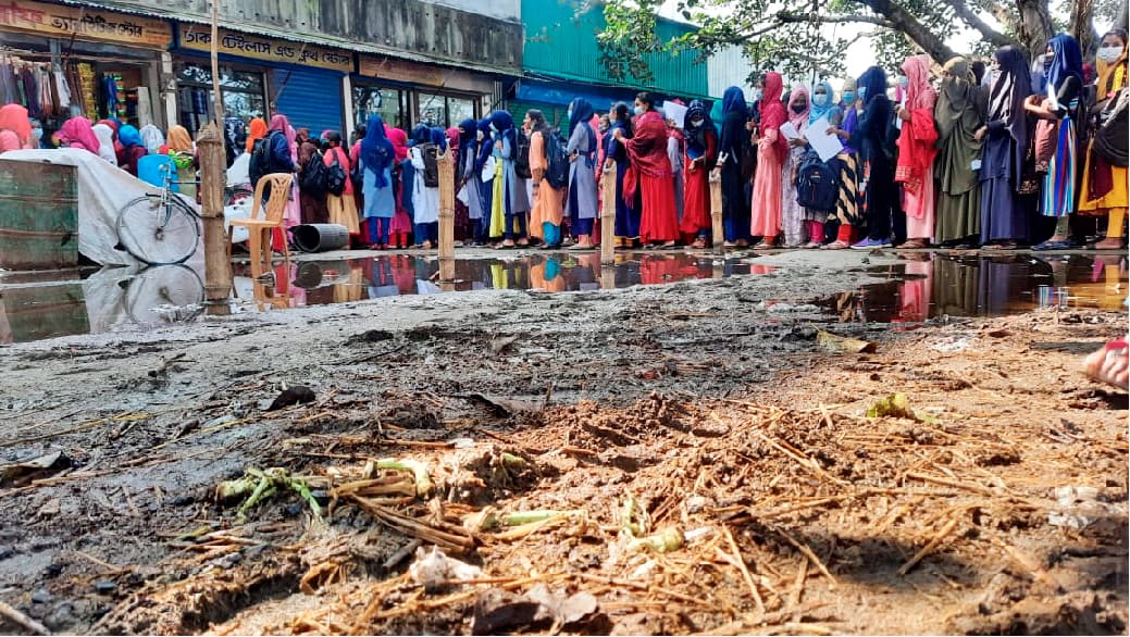 গরুর হাটে টিকাকেন্দ্র দুর্গন্ধ মাড়িয়ে যাতায়াত