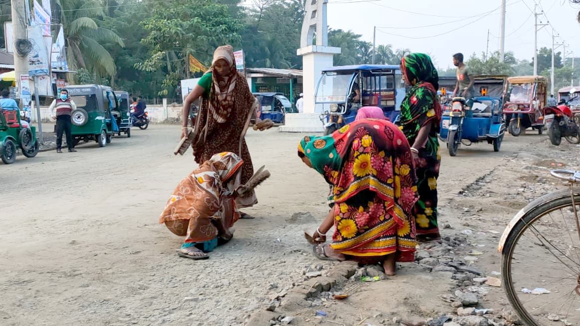 কাজের খোঁজে হাটে নারী শ্রমিকেরা