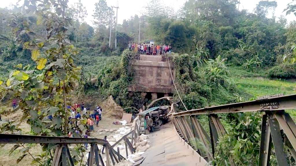 বেইলি সেতু ভেঙে ট্রাক চালকের মৃত্যু, সড়ক যোগাযোগ বন্ধ