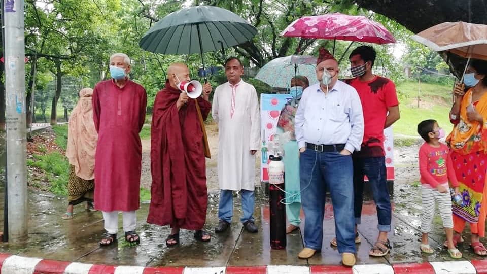 পাশে সিলিন্ডার, মুখে অক্সিজেন মাস্ক লাগিয়ে প্রতিবাদ