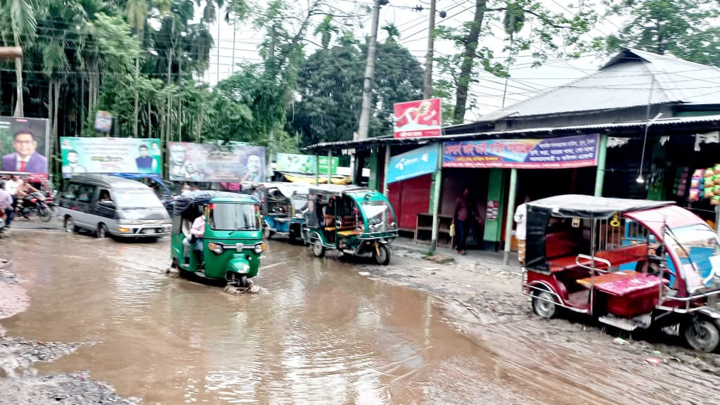 নিষ্কাশনের ব্যবস্থা নেই অল্প বৃষ্টিতে জলাবদ্ধতা