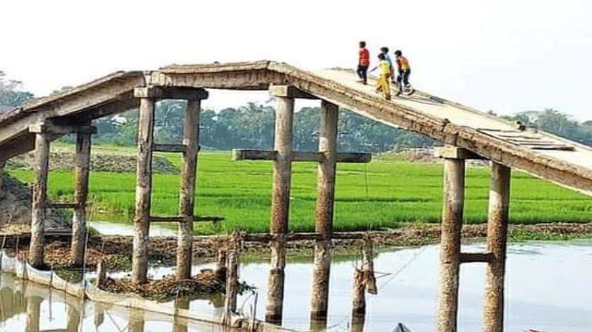 তিতাস নদীর ওপর সেতুটি যেন মরণফাঁদ