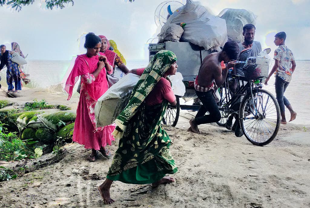 কুমারখালীতে পিয়ন হত্যার ঘটনায় মামলা, ঘরবাড়ি ছাড়ছে আসামিপক্ষ