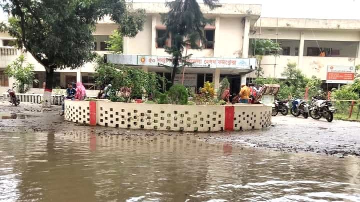 সামান্য বৃষ্টিতেই জলাবদ্ধতা হাসপাতাল চত্বরে