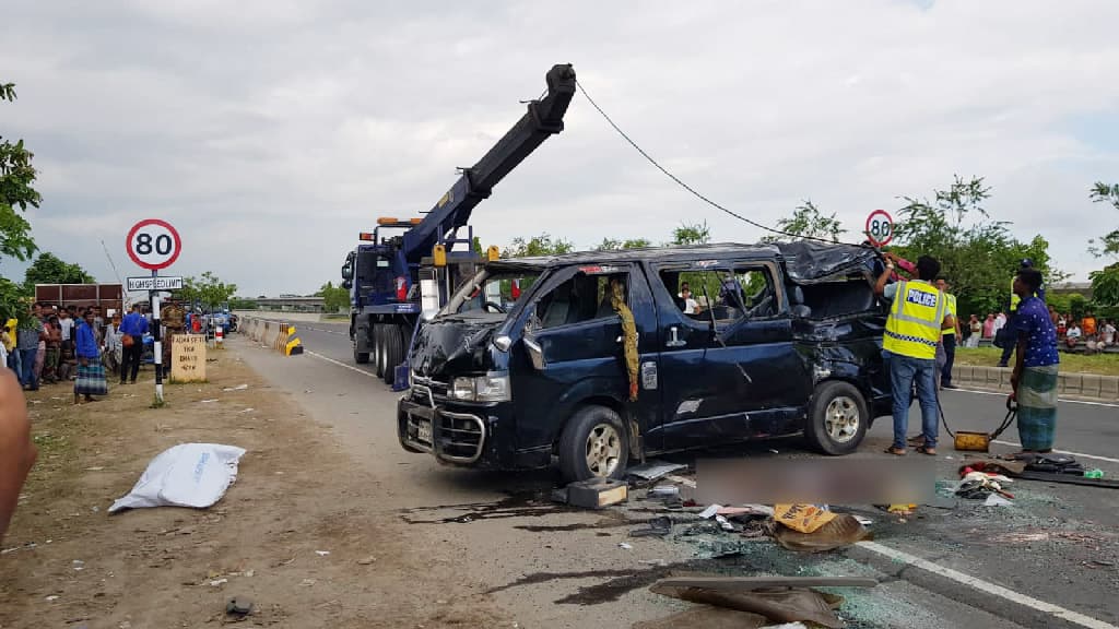 পদ্মা সেতু দেখতে এসে জাজিরা প্রান্তে বাসের ধাক্কায় নিহত ১, আহত ১৩