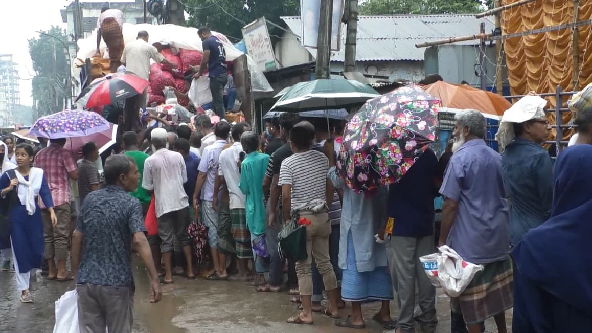 পণ্য কিনতে বৃষ্টিভেজা অপেক্ষা