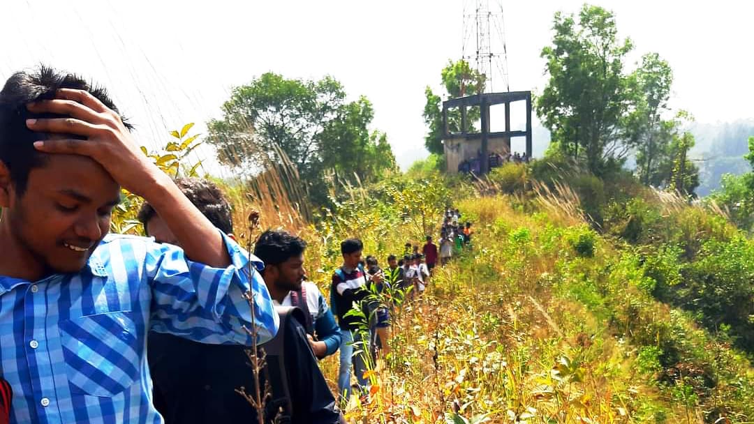 পাহাড়ে বেড়াতে গিয়ে ছিনতাইকারীর কবলে দুই শিক্ষার্থী 