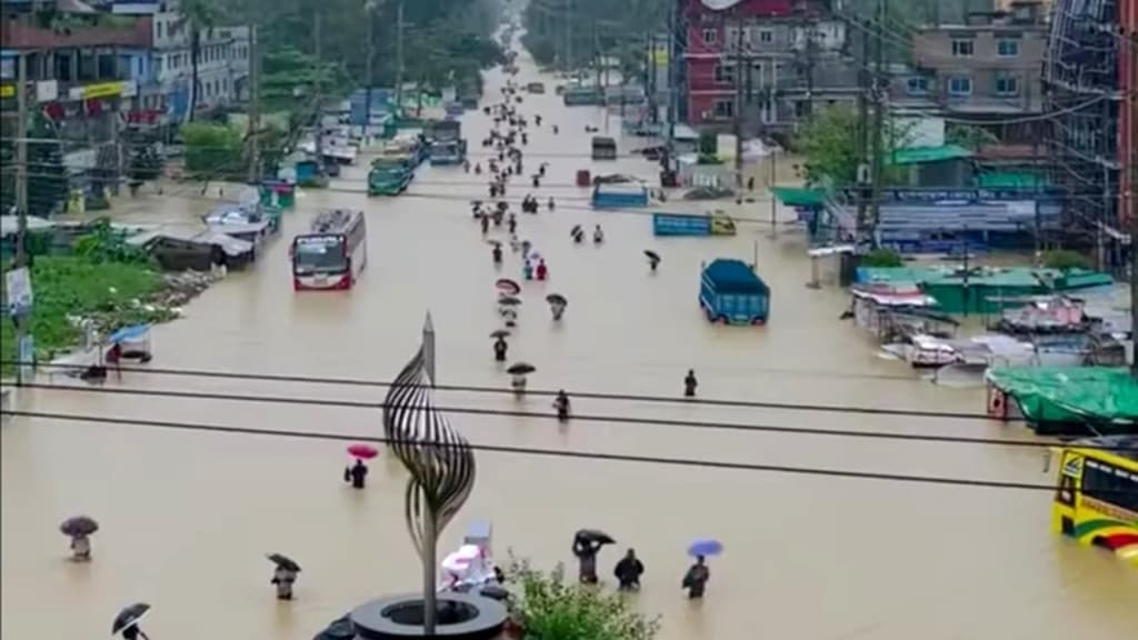 ভারী বর্ষণ ও পাহাড়ি ঢলে চট্টগ্রামে বেড়েছে জনদুর্ভোগ