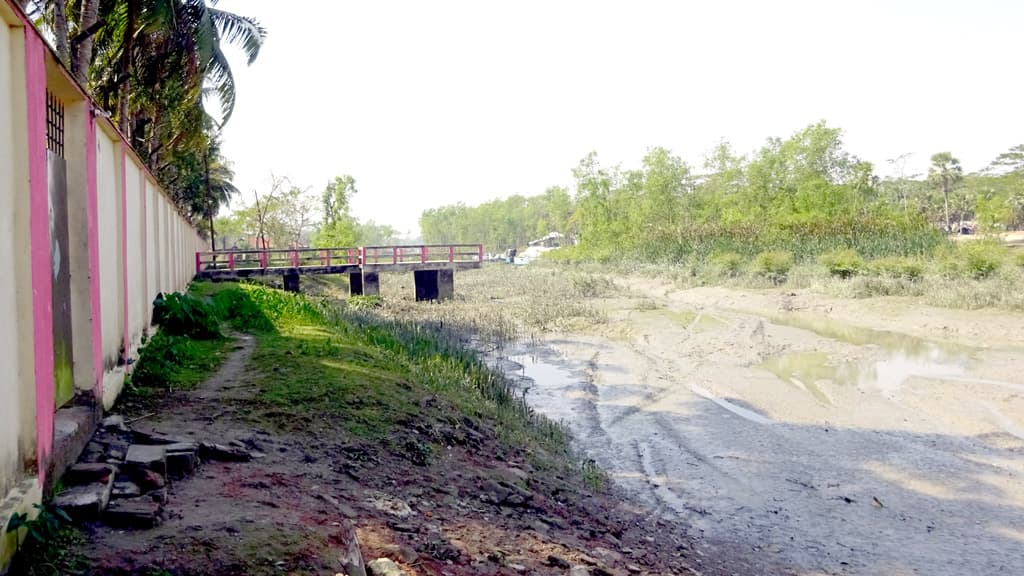 ঝুঁকিপূর্ণ দুই গুদামে শত শত টন খাদ্য