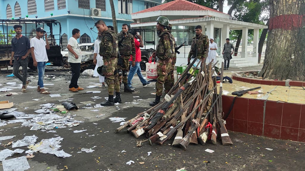 অগ্নিদগ্ধ সাভার, আশুলিয়া ও ধামরাই থানা পুলিশশূন্য, আতঙ্কে স্থানীয়রা