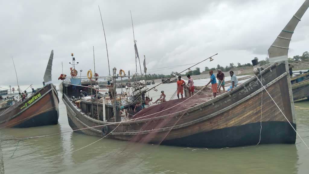 ইলিশ ধরার নিষেধাজ্ঞা শেষ হচ্ছে মধ্যরাতে