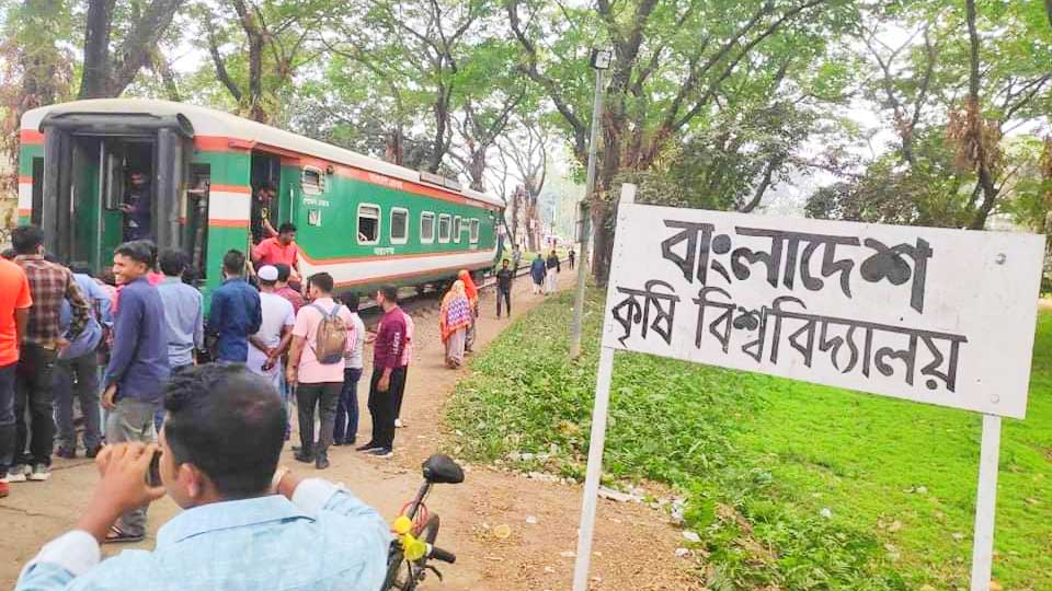 চলন্ত ট্রেন থেকে ছুটে গেল বগি