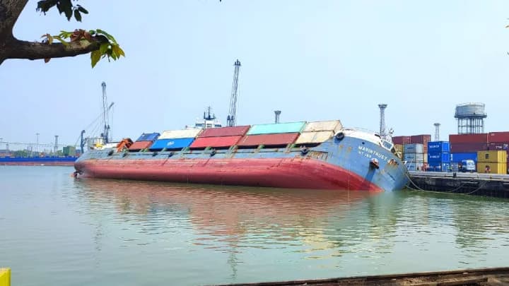 কলকাতা বন্দরে ক্ষতিপূরণের ‘ফাঁদে’ আটকা ১৫ বাংলাদেশি নাবিক