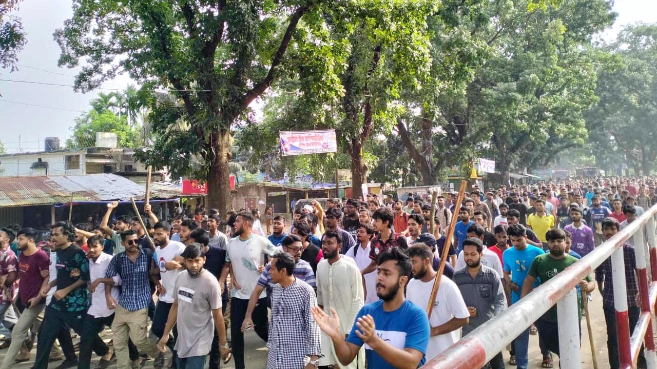 চবিতে মধ্যরাতে ‘জয় বাংলা’ স্লোগান দিয়ে হামলা, নেপথ্যে দখল বাণিজ্য