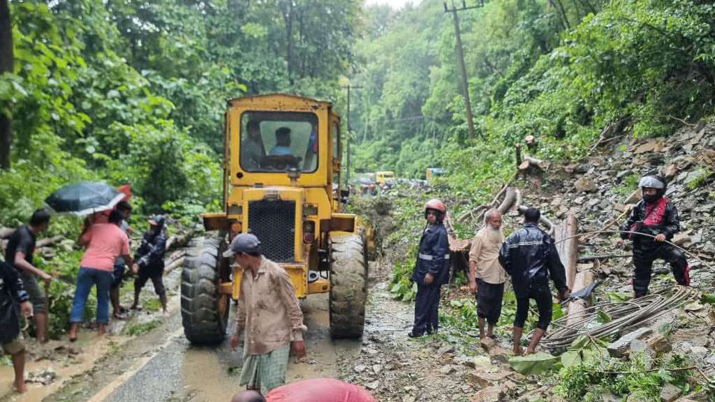 ভারী বর্ষণে পাহাড়ধস, সারা দেশের সঙ্গে খাগড়াছড়ির সড়ক যোগাযোগ বন্ধ