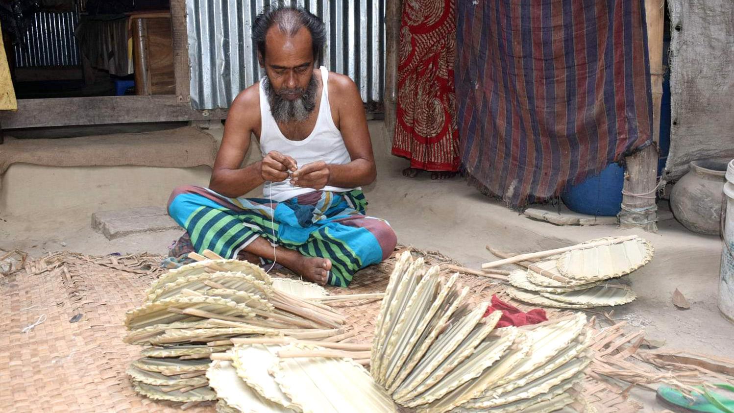 গরমকালের ‘প্রাণের সখা’  তালের হাতপাখা