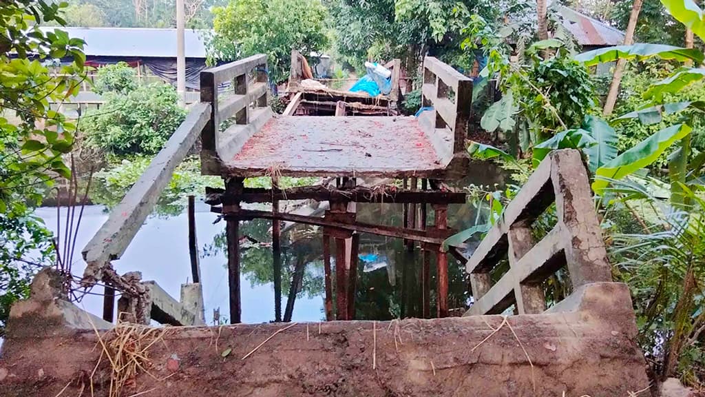 আগৈলঝাড়ায় সেতু ধসে খালে, ১০ হাজার মানুষের ভোগান্তি