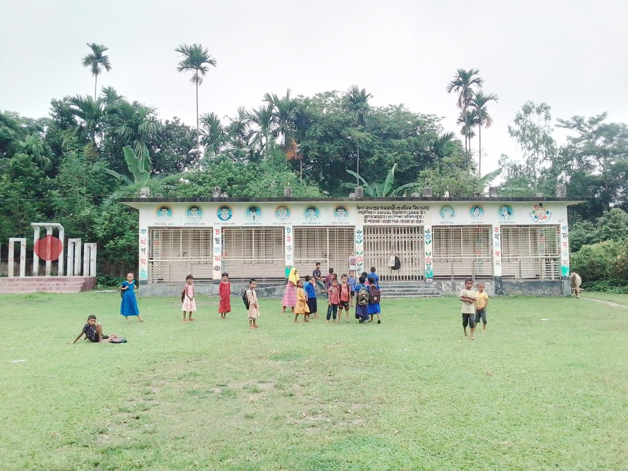 শিক্ষার্থীরা আসে ৯টায়, শিক্ষকেরা আসেন সাড়ে ১০টায়