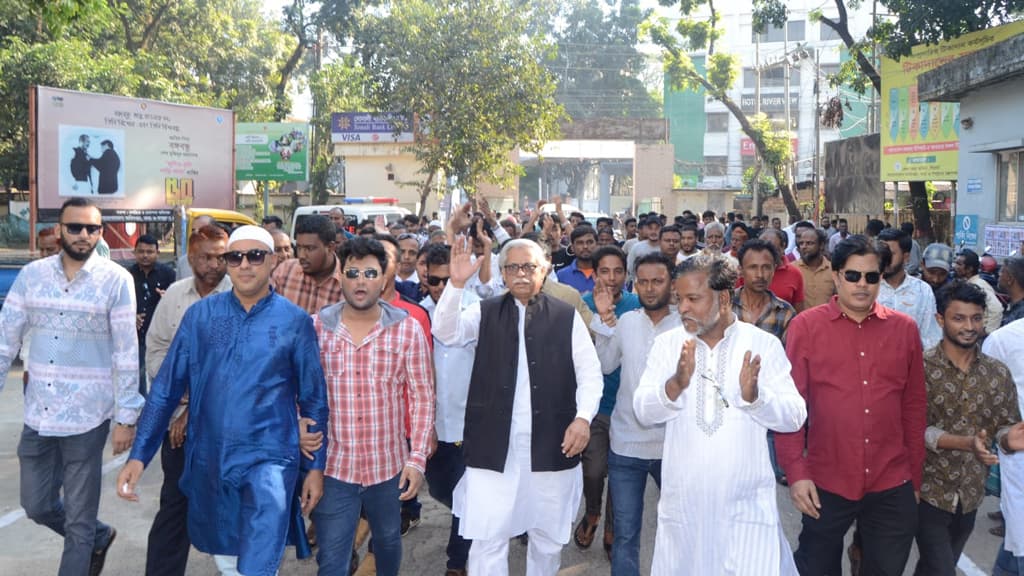 মনোনয়নপত্র জমা দিয়ে ফেরার পথে আ.লীগ নেতা সিরাজের বহরে বিস্ফোরণ